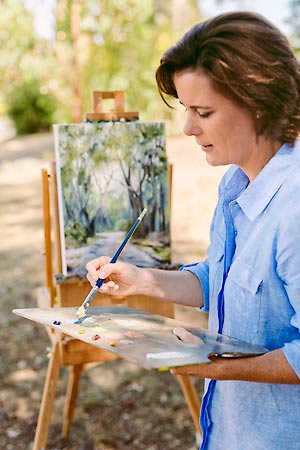 Photo of Fiona Valentine painting outdoors at easel